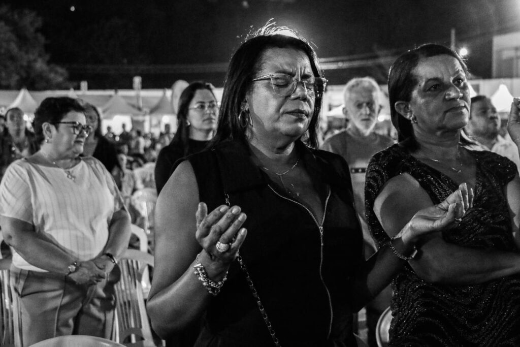 Marcos Freire ministra louvor na abertura da Festa do Artesanato 2025 em Lagoa Seca/PB
