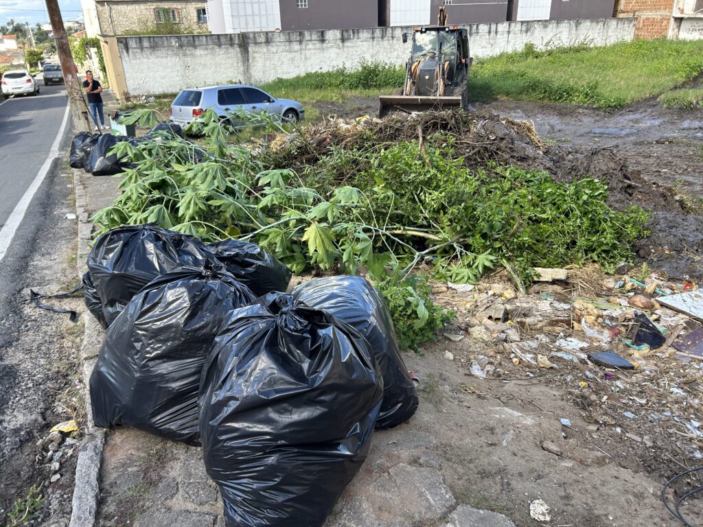 Prefeitura de Lagoa Seca realiza retirada de lixo acumulado após fiscalização de descarte irregular